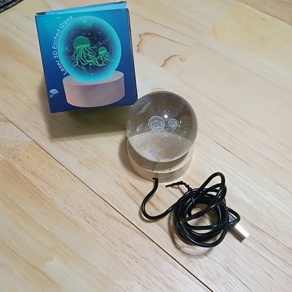 Laser 3D Etched Glass Jellyfish Sphere - Picture 5 of 6